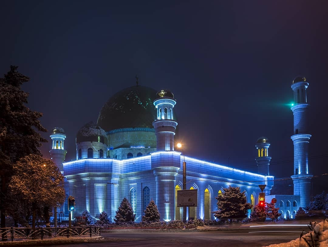 Бин тараз. Алма Ата мечеть. Центральная мечеть (Алма-Ата). Главная мечеть Алматы. Центральная мечеть (Алма-Ата) внутри.